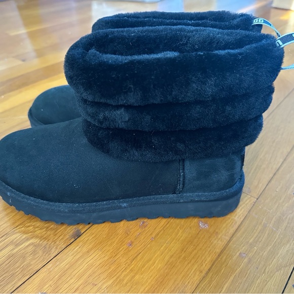 UGG NWOT Short Black Boots Women’s size 8 - Picture 2 of 7